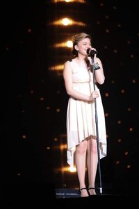 louane-a-de-belles-jambes-qu-elle-met-souvent-en-valeur-avec-cette-robe-asymetrique-en-2017.jpg