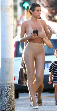 Bianca Censori 2.jpg